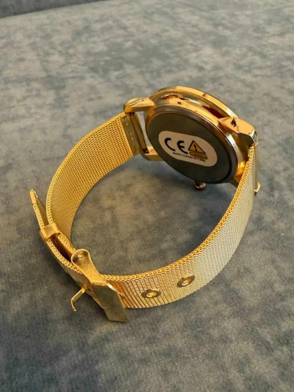 Gold Tone Minimalist Mesh Band Watch Round Dial Modern Statement Wristwatch